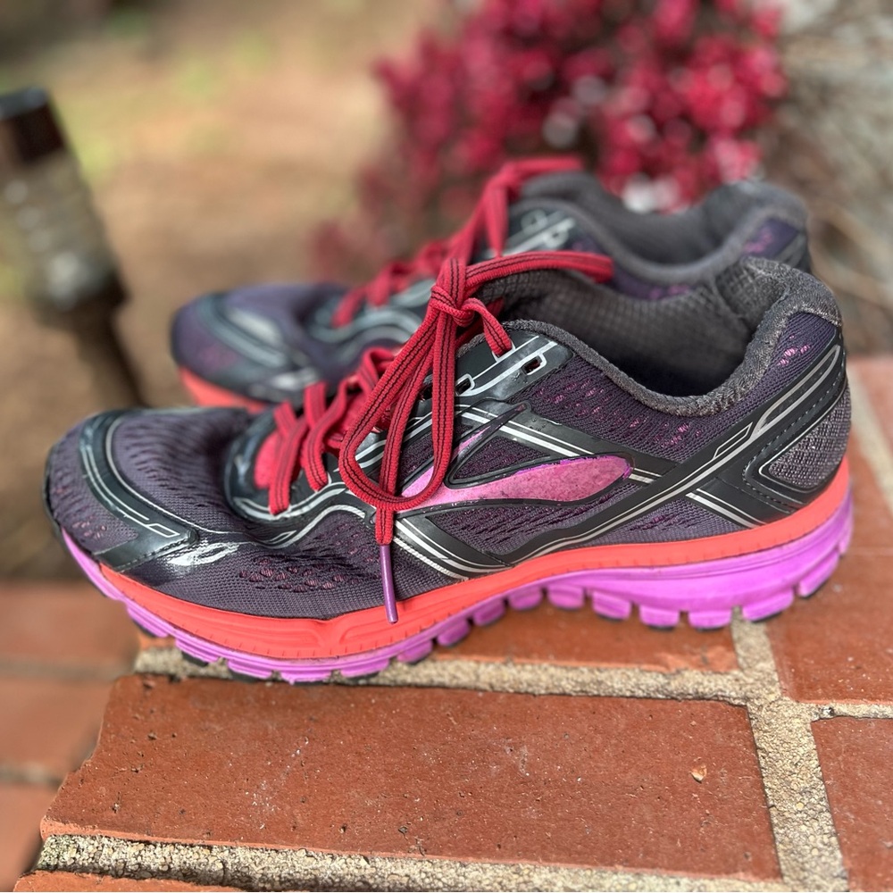 Brooks Women's Athletic Shoes - Black and Pink. 8.5